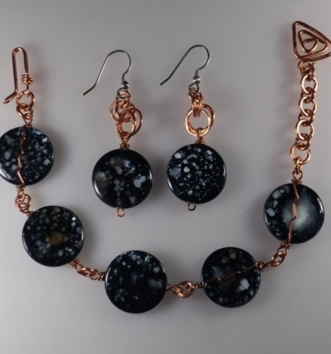 (222 - BCT) - Description: Handcrafted Bracelet, Copper Wire, Shell Beads, Hook Closure: Earrings: Sterling Silver Earwire - Dimension: Bracelet Adjustable up to 8 ' L (Inches) - Earring 2" L